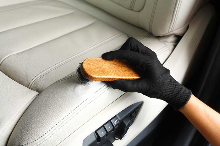 Technique de Pro pour Nettoyer les Sièges en Cuir de Voiture