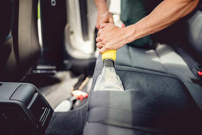 Comment nettoyer un siège de voiture avec le Karcher Puzzi ?