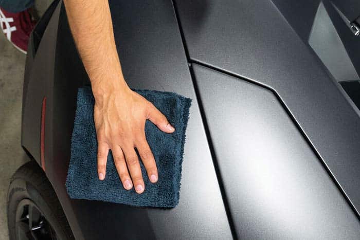 3 astuces pour laver une voiture noire sans traces