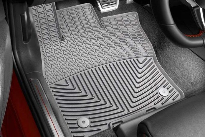 nettoyer restaurer tapis sol caoutchouc voiture