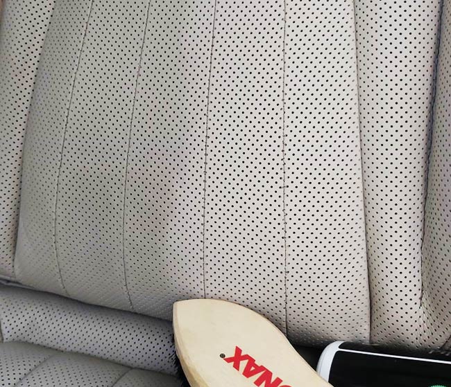 Avant-après nettoyage d'un siège en cuir de voiture beige.