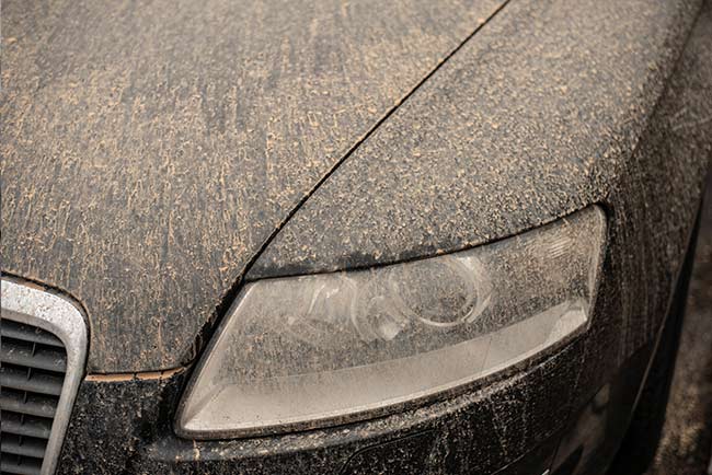 sable désert du Sahara sur voiture noire